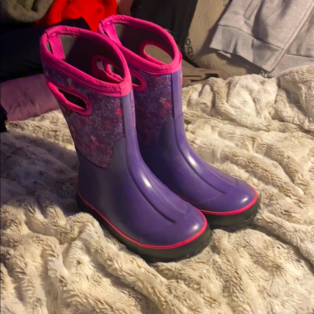 Girls size 2, Factory second BOGS boots